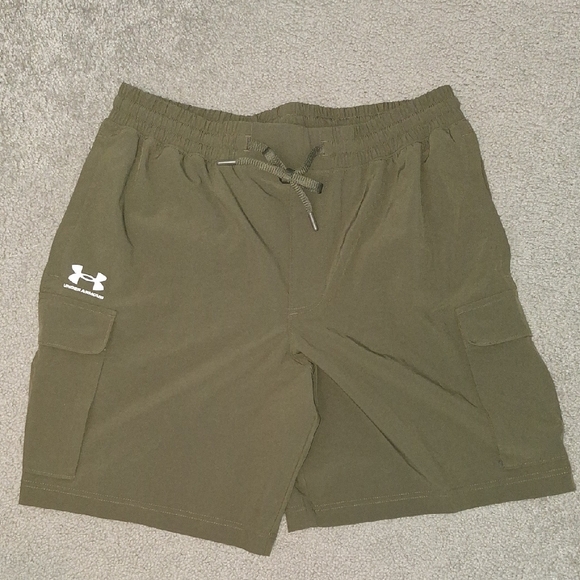 Under Armour Other - Under Armour Men's Olive Green Cargo Shorts